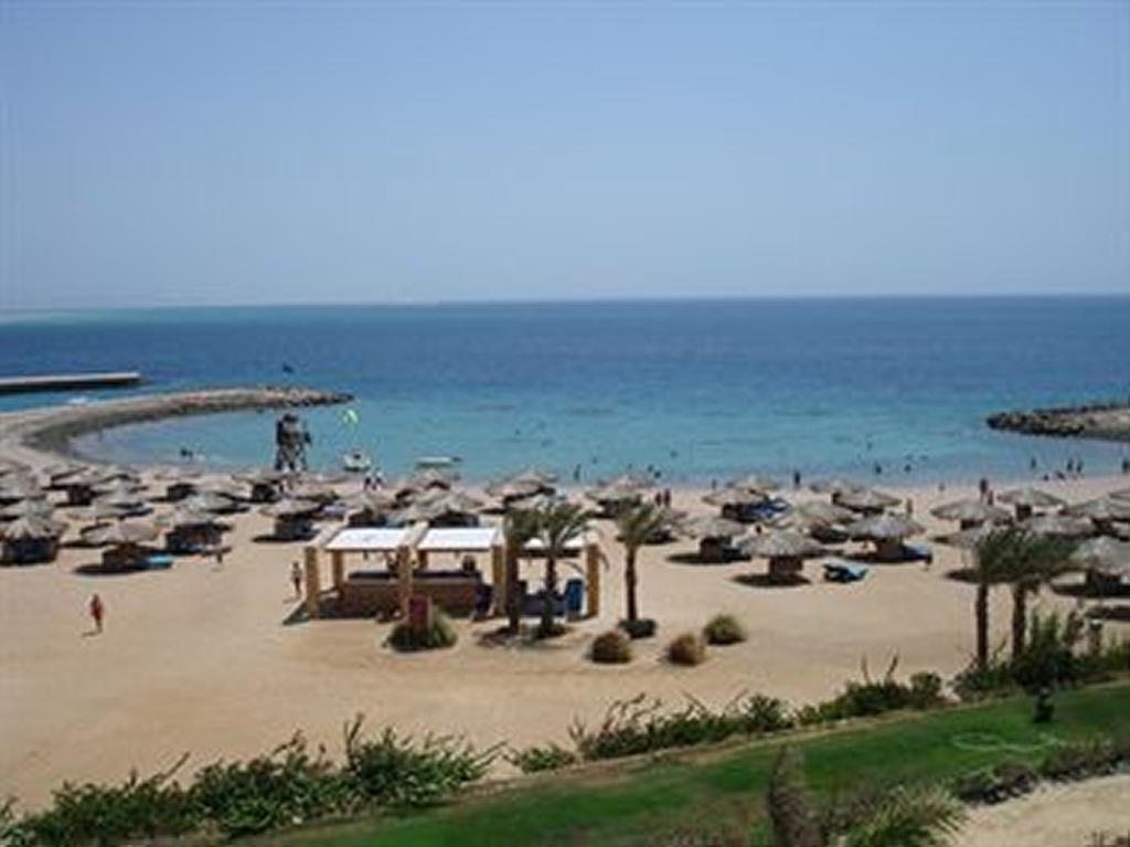 Отель меркури хургада. Mercure Hurghada Hotel пляж. Mercure Hurghada Hotel 4 пляж. Меркури Египет отель пляж. Египет отель Меркури Хургада. Пляж.