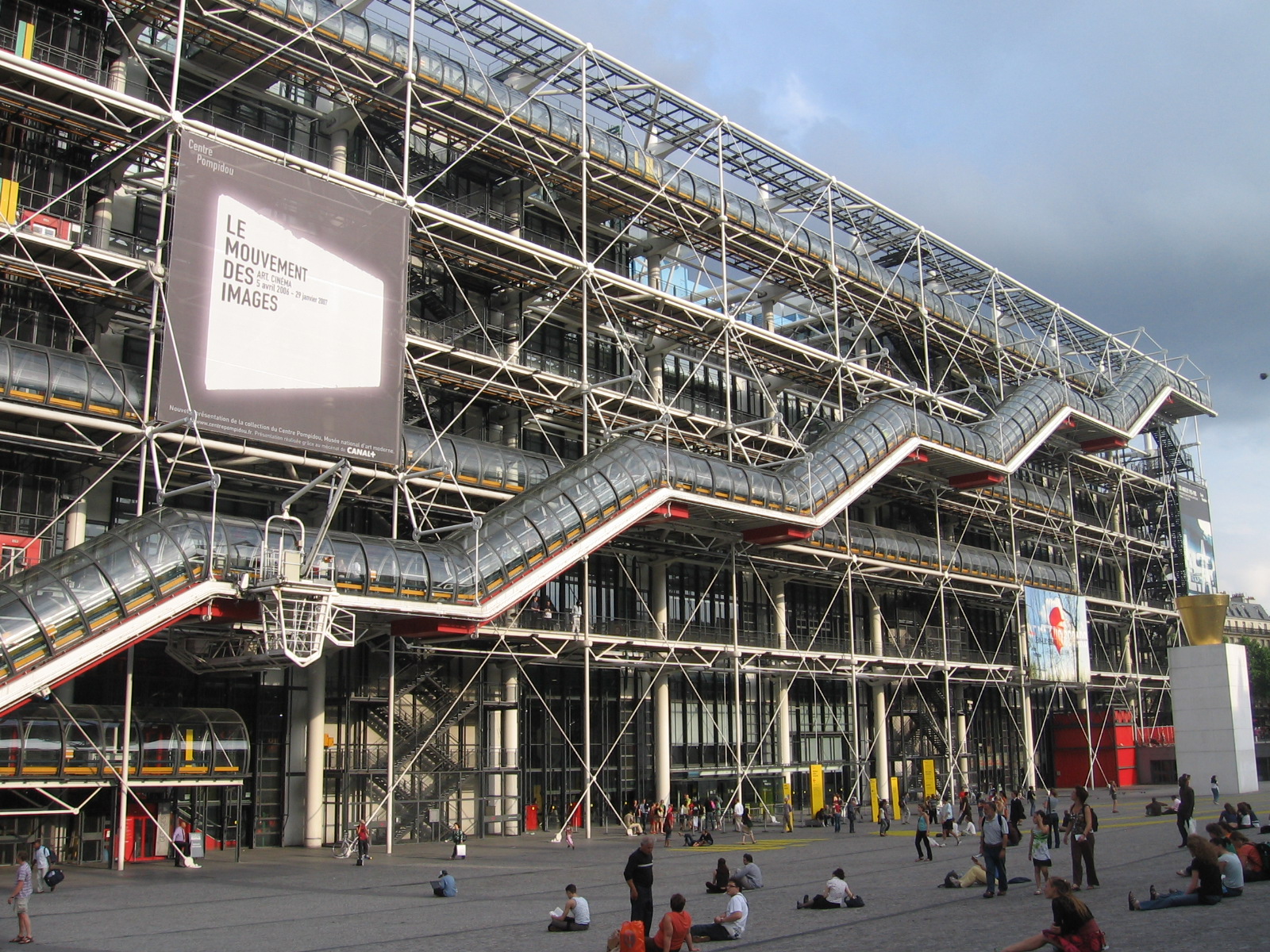 Париж музей современного. Национальный центр искусства и культуры Жоржа Помпиду. Centre Georges Pompidou в Париже. Музей Помпиду в Париже. Центр Жоржа Помпиду, Париж (Франция).